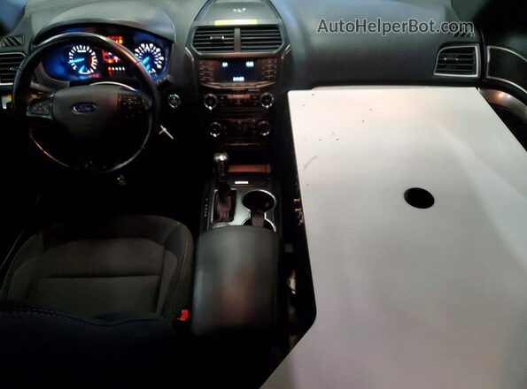 1FM5K8D81HGD46698 2017 FORD EXPLORER Белый Вид панели приборов