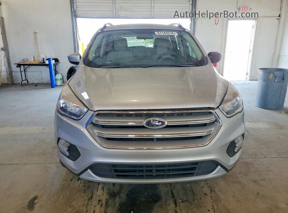 1FMCU0GD4JUB96475 2018 FORD ESCAPE Silver Widok z przodu