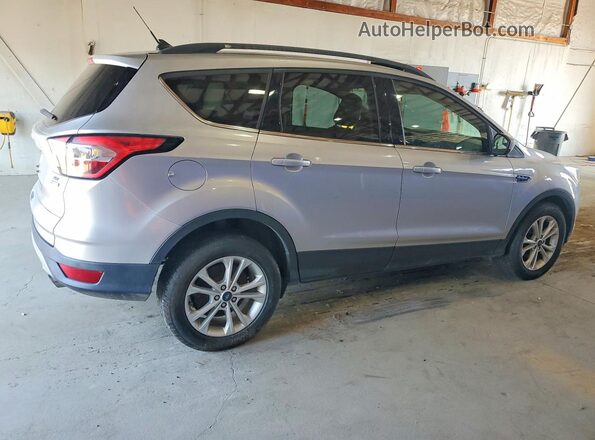 1FMCU0GD4JUB96475 2018 FORD ESCAPE Silver Tył prawy