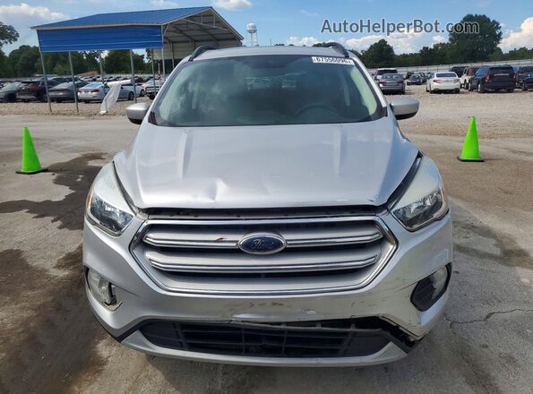 1FMCU0GD8JUB74916 2018 FORD ESCAPE Серебряный Вид спереди