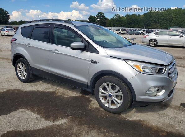 1FMCU0GD8JUB74916 2018 FORD ESCAPE Серебряный Передняя правая четверть