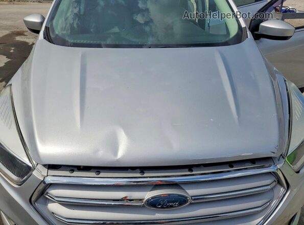 1FMCU0GD8JUB74916 2018 FORD ESCAPE Серебряный Вид подкапотного пространства