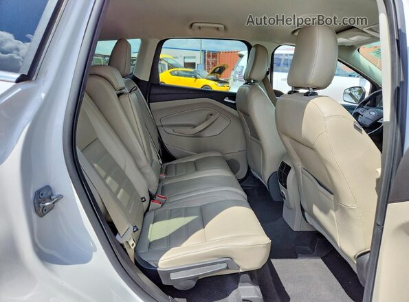 1FMCU0HD2JUC88103 2018 FORD ESCAPE Белый Вид задней части салона