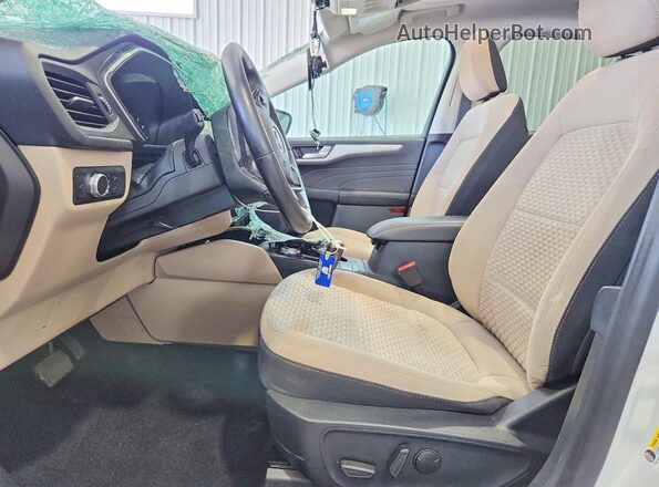 1FMCU9G68MUB00910 2021 FORD ESCAPE Белый Вид салона спереди