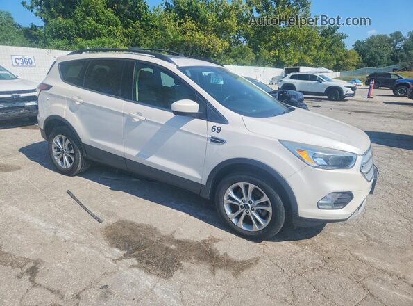 1FMCU9GD2JUC98846 2018 FORD ESCAPE White Widok z przodu