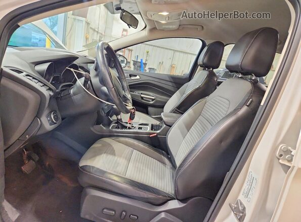 1FMCU9GD3HUC09943 2017 FORD ESCAPE Белый Вид салона спереди