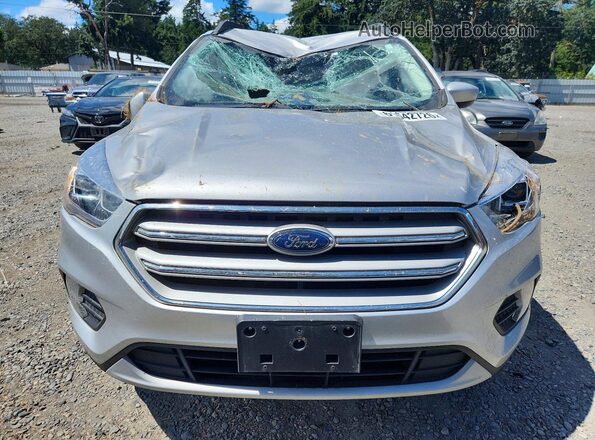 1FMCU9HD7JUC89459 2018 FORD ESCAPE Серебряный Вид спереди