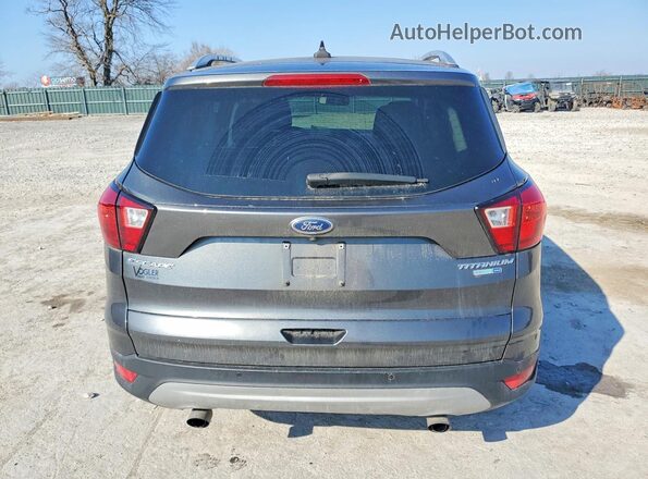1FMCU9J91KUB94581 2019 FORD ESCAPE Серый Вид сзади