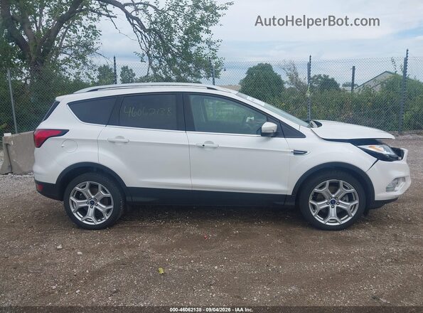 1FMCU9J9XKUC47858 2019 FORD ESCAPE White Вид задньої частини салону