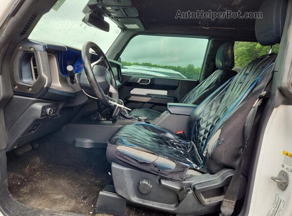 1FMDE5AP1NLB69795 2022 FORD BRONCO Белый Вид салона спереди