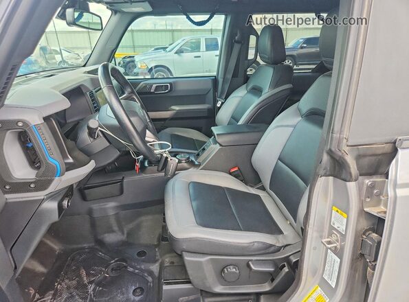1FMDE5BH6PLB10378 2023 FORD BRONCO Silver Вид салону спереду