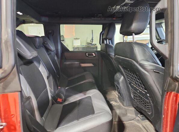 1FMEE5BP8PLB63725 2023 FORD BRONCO Burgundy Widok wnętrza z tyłu