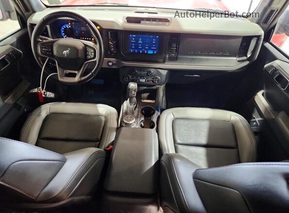 1FMEE5BP8PLB63725 2023 FORD BRONCO Burgundy Widok deski rozdzielczej