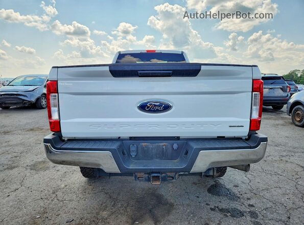 1FTBF2B69HEB66620 2017 FORD F250 White Widok z tyłu