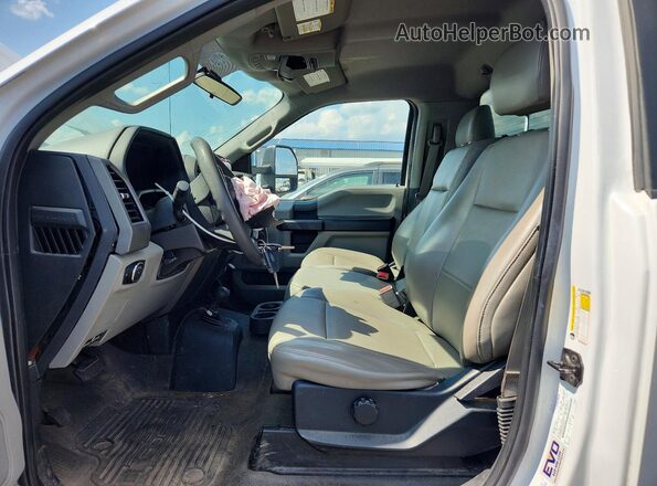 1FTBF2B69HEB66620 2017 FORD F250 White Widok wnętrza z przodu