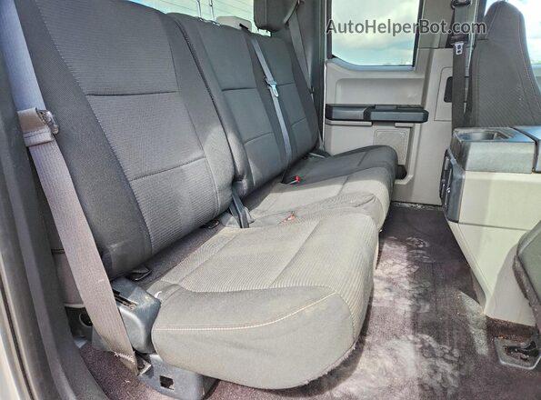 1FTEX1CP6HFA64472 2017 FORD F150 Silver Widok tylnych siedzeń