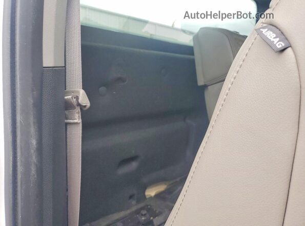 1FTMF1CB5KKD07187 2019 FORD F150 White Widok tylnych siedzeń