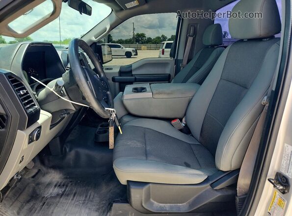 1FTMF1CP8JKD88714 2018 FORD F150 Серебряный Вид салона спереди