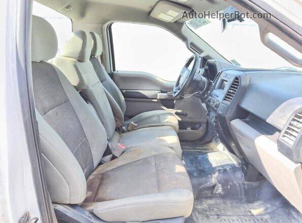 1FTMF1EB9JKC85772 2018 FORD F150 White Widok tylnych siedzeń
