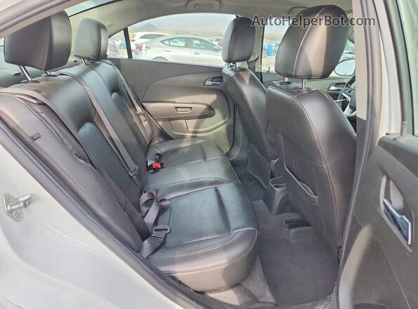 1G1JF5SB0J4106336 2018 CHEVROLET SONIC White Widok tylnych siedzeń