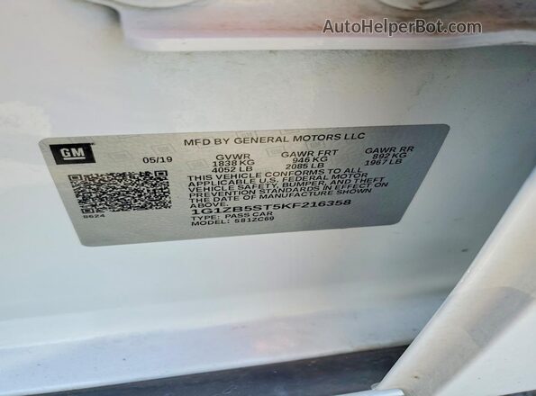 1G1ZB5ST5KF216358 2019 CHEVROLET MALIBU White Vista del compartimento del motor