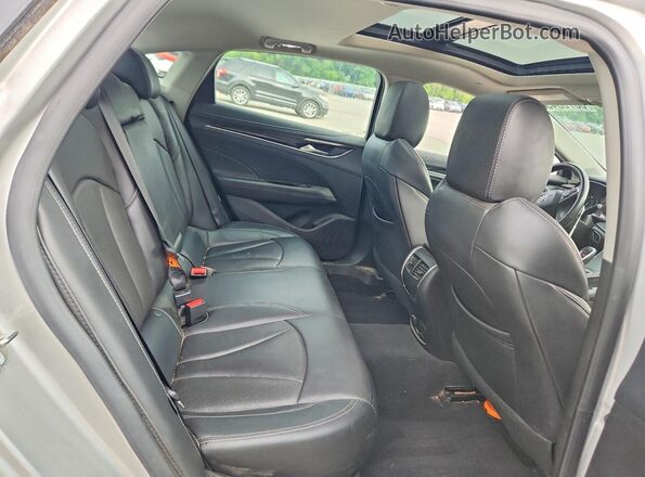 1G4ZS5SS2JU106596 2018 BUICK LACROSSE Silver Հետևի նստատեղերի տեսք