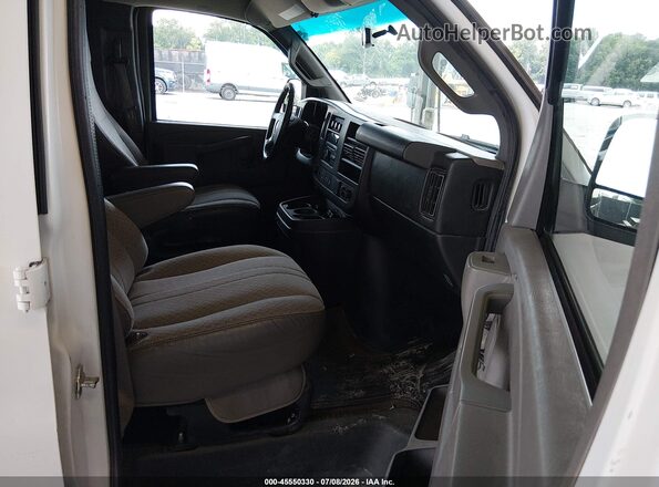 1GAWGEFG3G1252183 2016 CHEVROLET EXPRESS White Widok wnętrza z przodu