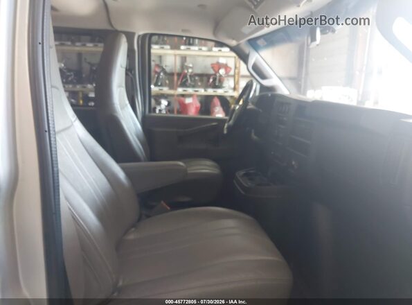 1GAWGEFG3K1340983 2019 CHEVROLET EXPRESS Silver Widok wnętrza z przodu