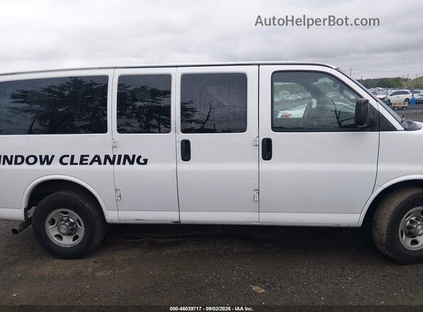 1GAWGFFG9G1325904 2016 CHEVROLET EXPRESS Белый Вид задней части салона