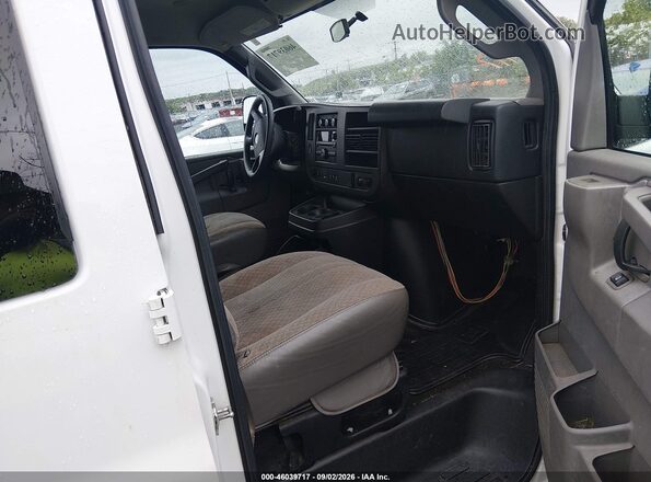 1GAWGFFG9G1325904 2016 CHEVROLET EXPRESS Белый Вид салона спереди