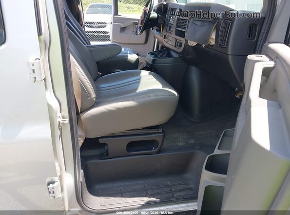 1GAZGNFP0L1237633 2020 CHEVROLET EXPRESS Silver წინა სალონის ხედი