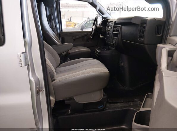 1GAZGPFF5H1103792 2017 CHEVROLET EXPRESS Silver Widok wnętrza z przodu