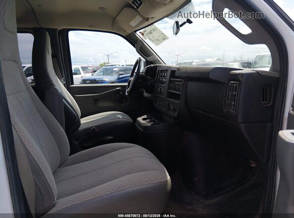 1GAZGPFF9G1252060 2016 CHEVROLET EXPRESS White Widok wnętrza z przodu