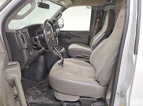 1GCWGAF7XM1172679 2021 CHEVROLET EXPRESS White Front interior view