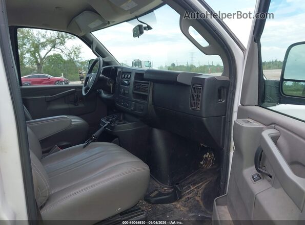 1GCWGAFP0J1261527 2018 CHEVROLET EXPRESS White Vista interior delantera