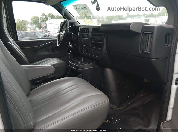 1GCWGAFP4J1302855 2018 CHEVROLET EXPRESS White Vista interior delantera