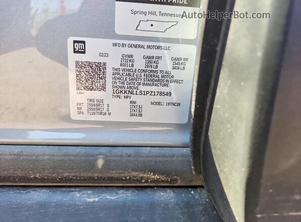 1GKKNLLS1PZ178549 2023 GMC ACADIA Gray Vista de la etiqueta del VIN