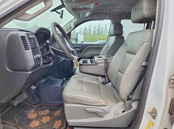 1GT22REGXJZ120155 2018 GMC SIERRA White Widok wnętrza z przodu