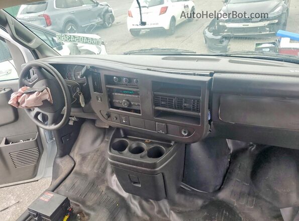 1GTW7AFP2S1252099 2025 GMC SAVANA White Widok deski rozdzielczej
