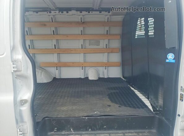 1GTW7AFP2S1252099 2025 GMC SAVANA White Widok wnętrza z tyłu