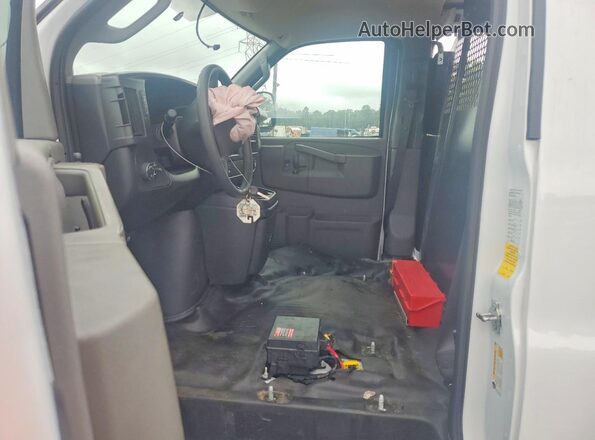 1GTW7AFP2S1252099 2025 GMC SAVANA White Widok wnętrza z przodu