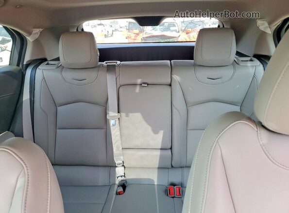 1GYAZAR40PF217023 2023 CADILLAC XT4 Red Widok tylnych siedzeń