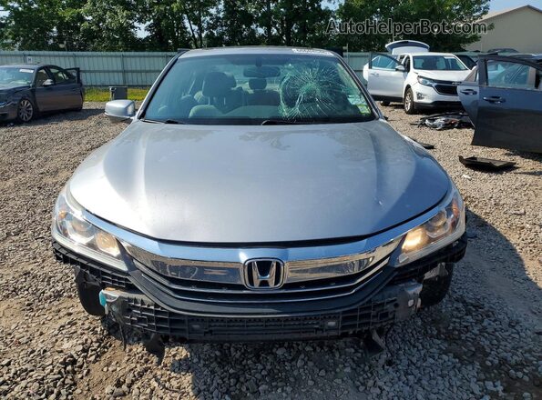 1HGCR2F84HA015037 2017 HONDA ACCORD Silver Widok z przodu