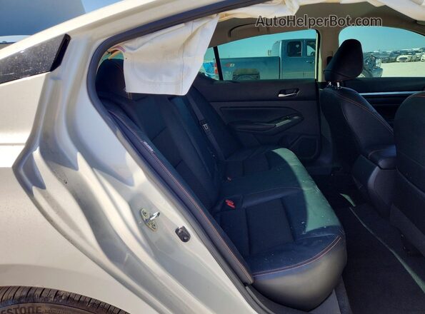 1N4BL4CV7RN380135 2024 NISSAN ALTIMA White Հետևի նստատեղերի տեսք