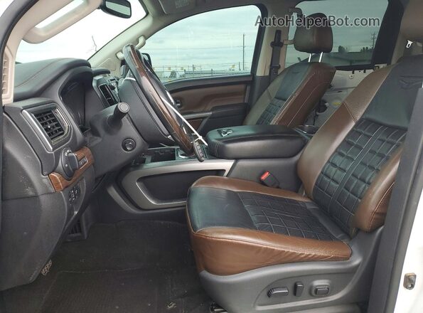 1N6AA1F4XKN516337 2019 NISSAN TITAN Белый Вид салона спереди