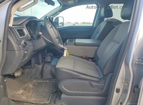 1N6BA1F32HN520211 2017 NISSAN TITAN Silver Вид салону спереду