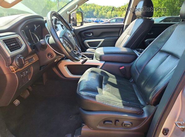 1N6BA1F43GN508348 2016 NISSAN TITAN Серебряный Вид салона спереди