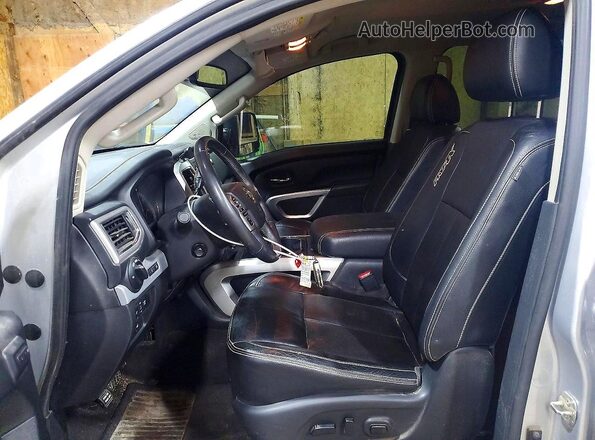 1N6BA1F46KN521247 2019 NISSAN TITAN Silver Front interior view