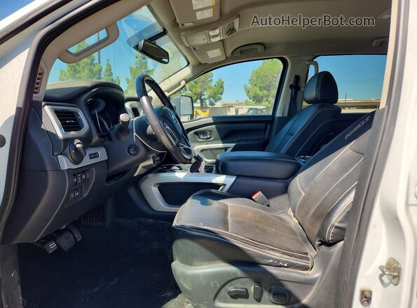 1N6BA1F47KN506563 2019 NISSAN TITAN White Вид салону спереду