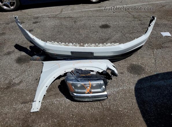 1V2CP2CAXJC592790 2018 VOLKSWAGEN ATLAS White Widok naklejki z numerem VIN
